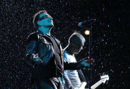 Bono, el cantante de U2, en un momento de su actuación en Moscú.