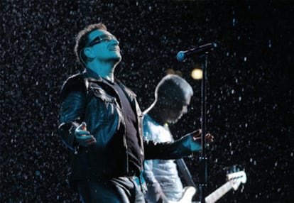 Bono, el cantante de U2, en un momento de su actuación en Moscú.