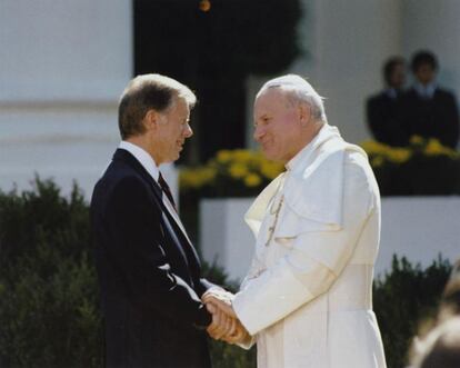 El presidente Jimmy Carter saluda al Papa Juan Pablo II tras recibirle en la Casa Blanca en octubre de 1979.