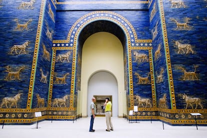 Dos visitantes ante la Puerta de Ishtar, en el Museo de Pérgamo de Berlín.