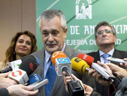 Griñán, con los consejeros de Salud y de Gobernación, ayer, en Cádiz.