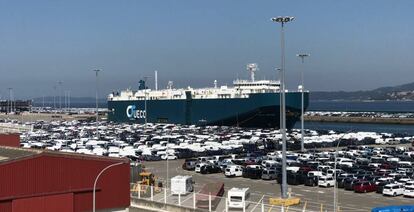 Coches de Citroën preparados para ser cargados en un ferry en el puerto de Bouzas, Vigo ( Pontevedra).