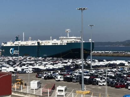 Coches de Citroën preparados para ser cargados en un ferry en el puerto de Bouzas, Vigo ( Pontevedra).