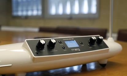 Modelo actual de theremin comercializado por la marca Moog. La versión moderna de estos instrumentos incluye una serie de funciones que ayudan al balance del sonido y la ejecución de notas