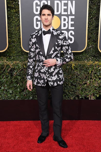 Darren Criss se llevó el galardón al mejor actor de serie limitada o película televisiva por American Crime Story: El asesinato de Gianni Versace. Cambió la tradicional chaqueta negra por una de flores.