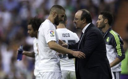 Benítez dóna instruccions a Benzema, al Bernabéu.