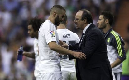 Ben&iacute;tez d&oacute;na instruccions a Benzema, al Bernab&eacute;u. 