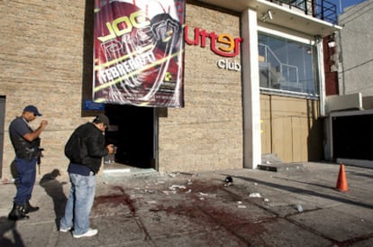 Imagen de la puerta del local en el que se produjo el tiroteo la pasada madrugada en Guadalajara.