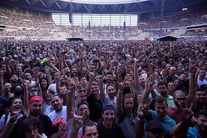 Espectadores del concierto de Red Hot Chili Peppers en Sevilla, este sábado.