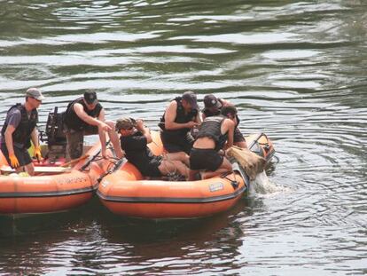 Membres dels Mossos extreuen bombes de la Guerra Civil de l'Ebre, a Benissanet.