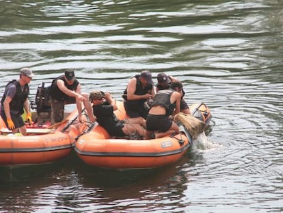 Mossos d'Esquadra en una búsqueda en el río Ebro en Benissanet, en una imagen de archivo.