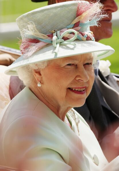 La reina Isabel II ha inaugurado hoy las carreras de caballos de Ascot, que se celebran anualmente en Inglaterra y que durarán hasta el próximo viernes.