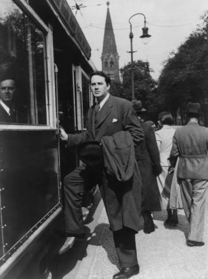 El escritor estadounidense Thomas Wolfe se sube a un tranvía en Berlín en 1935.  