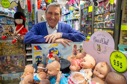 Fernando Echarri Recuero, dueño de la juguetería Saraús dentro de su tienda en la calle Atocha en Madrid