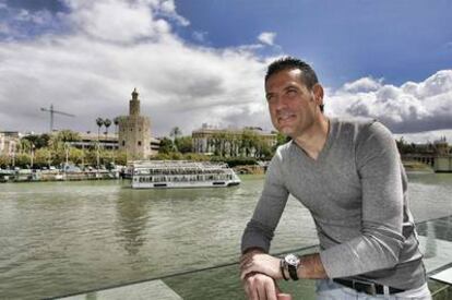 Andrés Palop, ante la Torre del Oro.