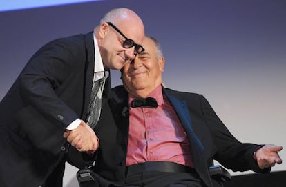 Bertolucci, em sua cadeira de rodas, parabeniza o diretor italiano Gianfranco Rosi depois de ganhar o Leão de Ouro por seu filme 'Sacro GRA', em Veneza (Itália), em 7 de setembro de 2013. Na 70ª edição do Festival Internacional de Cinema de Veneza, Bertolucci participou como júri, 6 anos depois de ter sido premiado em 2007 com o Leão de Ouro pelo conjunto da obra.