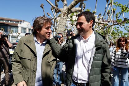 Los candidatos de PNV, Imanol Pradales, y del PSE, Eneko Andueza, se saludan en Portugalete (Bizkaia), donde residen, durante la jornada de reflexión.