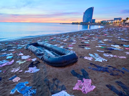 Instalación reivindicativa de la ONG Open Arms para denunciar que más de 2.600 personas han muerto ahogadas en el Mediterráneo en 2023.