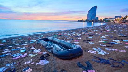 Instalación reivindicativa de la ONG Open Arms para denunciar que más de 2.600 personas han muerto ahogadas en el Mediterráneo en 2023.