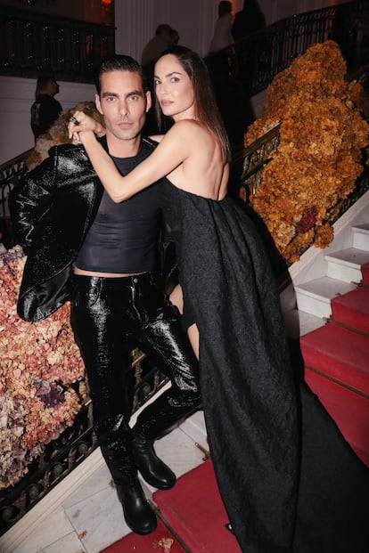 Jon Kortajarena, ganador de un Premio ICON, con la modelo Eugenia Silva.