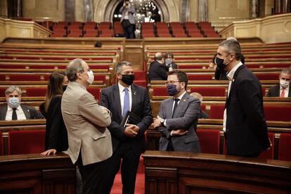 El president Quim Torra conversa con varios consejeros antes de celebrarse el debate de Política General