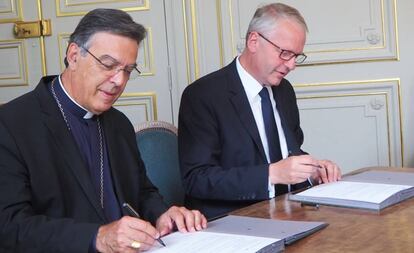 Firma del protocolo entre el arzobispo de París, Michel Aupetit, y el fiscal Rémy Heitz.