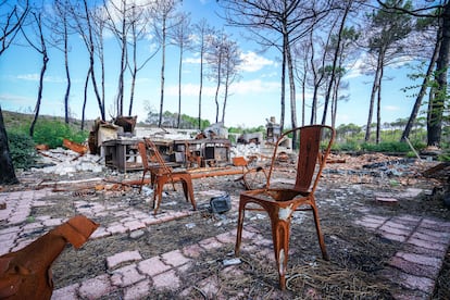 En julio de 2022, el pinar que se extiende por cerca de un millón de hectáreas entre los departamentos de Gironda y las Landas fue víctima de uno de los incendios más feroces que se recuerdan en Francia. Los rastros del escenario apocalíptico que dejó el feroz incendio de julio de 2022 siguen ahí, en la imagen, los restos de un restaurante quemado.