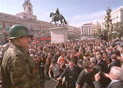 El cantante Javier Gurruchaga, con casco y uniforme militar, durante la recogida de firmas contra la guerra ayer en la Puerta del Sol de Madrid.