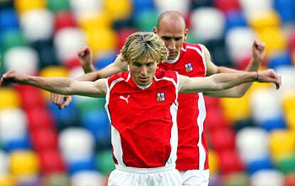 Nedved se ejercita junto a su compañero Koller.