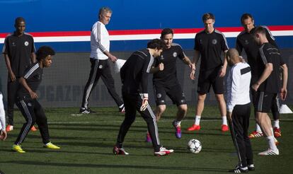 Jose Mourinho, técnico del Chelsea, dirigiendo el entrenamiento en el estadio Parque de los Príncipes de París, en la víspera de su enfrentamiento al PSG en el partido de ida de los cuartos de final de la Champions League.