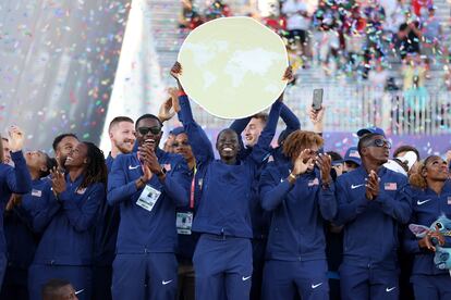 Athing Mu levanta el trofeo del mejor equipo del Mundial de Atletismo rodeada del resto de participantes estadounidenses.