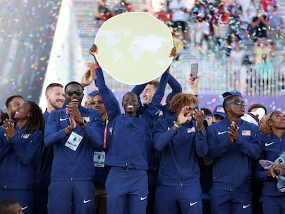 Athing Mu levanta el trofeo del mejor equipo del Mundial de Atletismo rodeada del resto de participantes estadounidenses.