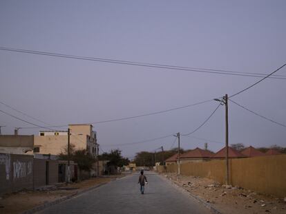Un niño pasea por una calle solitaria en Sant Louis (Senegal).