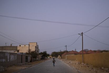 Un niño pasea por una calle solitaria en Sant Louis (Senegal).