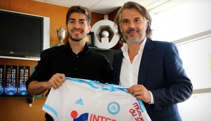 Lucas Silva posa con su nueva camiseta