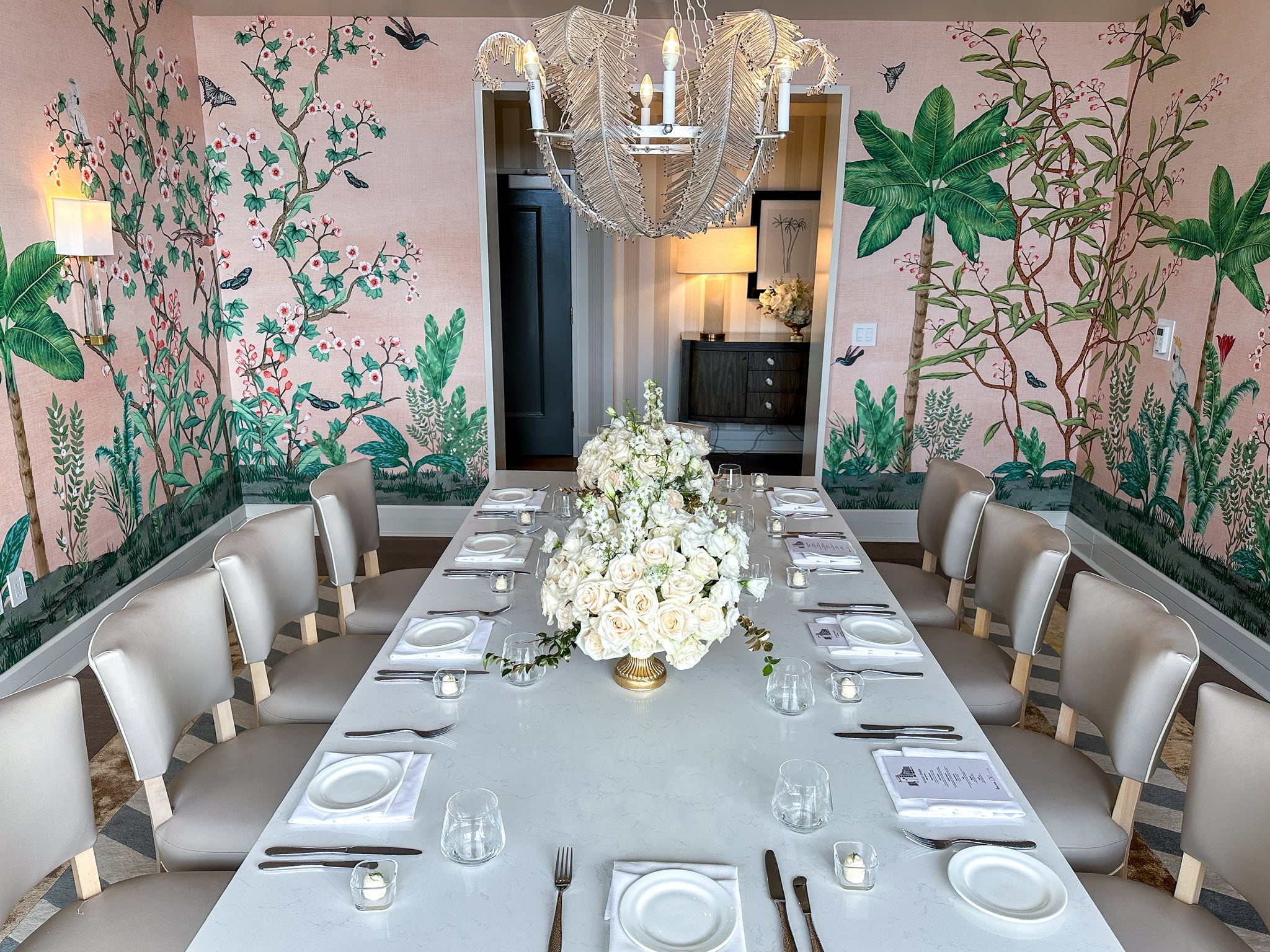 El comedor de la suite presidencial del hotel Beverly Hilton, preparado para una de las cenas de gala con motivo de su 70º aniversario.