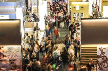 Decenas de visitantes, ayer, en la Feria del Libro de Fráncfort, el mayor evento editorial del mundo.