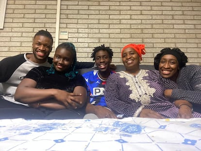 De izquierda a derecha, Sekou Gassama (delantero del Málaga), Goundo (portera de balonmano), Mamadou (extremo de balonmano), la madre, Foune, y Kaba (de las Guerreras), en su casa de Granollers, en una foto familiar.