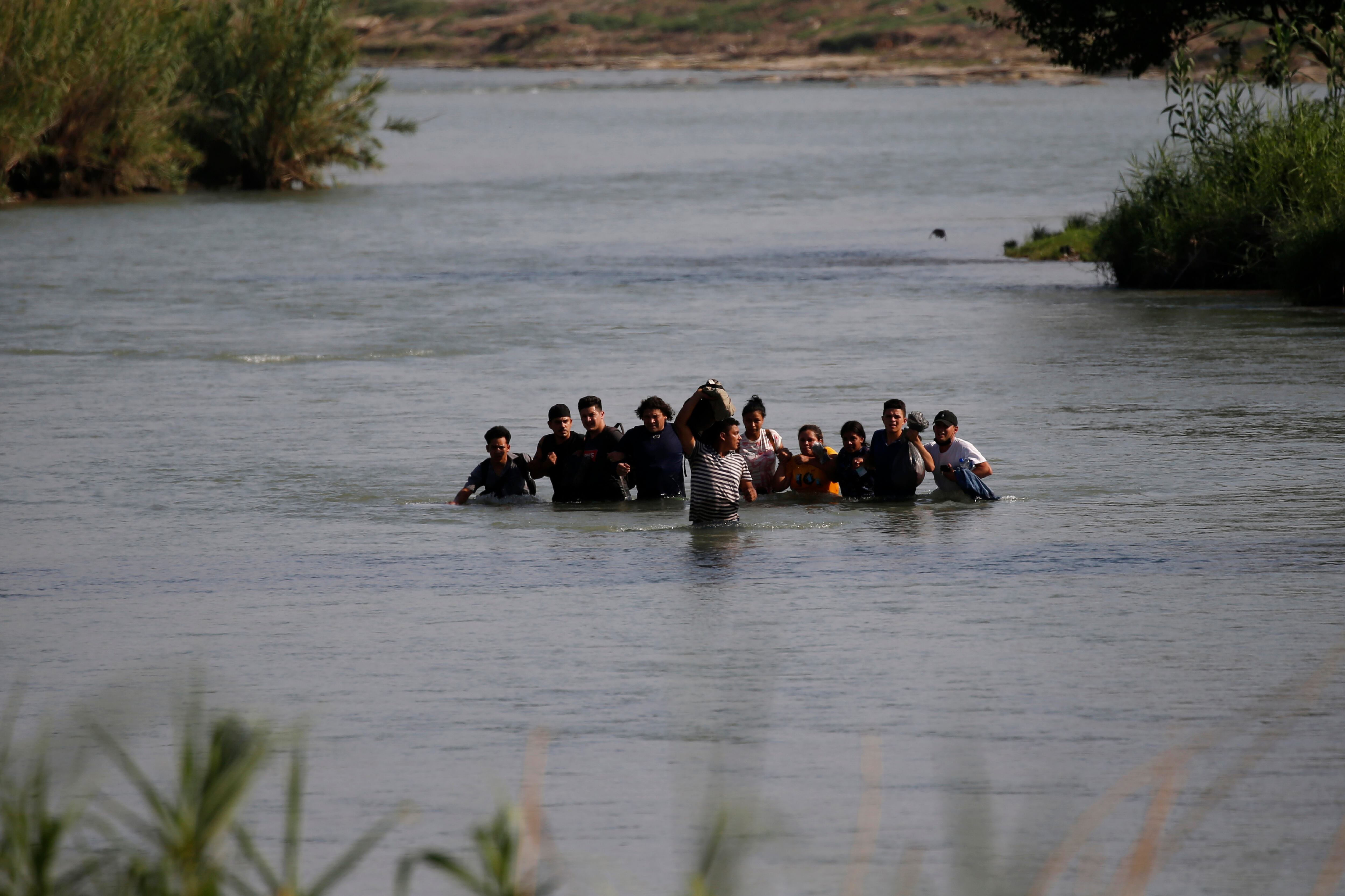Migrantes, en su mayoría de Nicaragua, cruzando el río Grande, a la altura de Eagle Pass, Texas, esta semana.