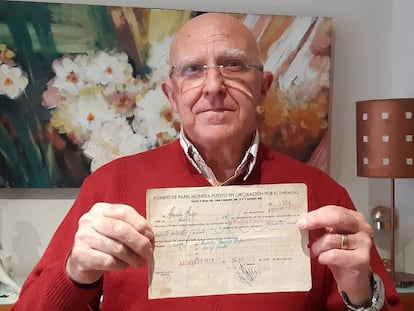 Joaquim Aragonés muestra uno de los recibos de dinero incautado a sus padres.