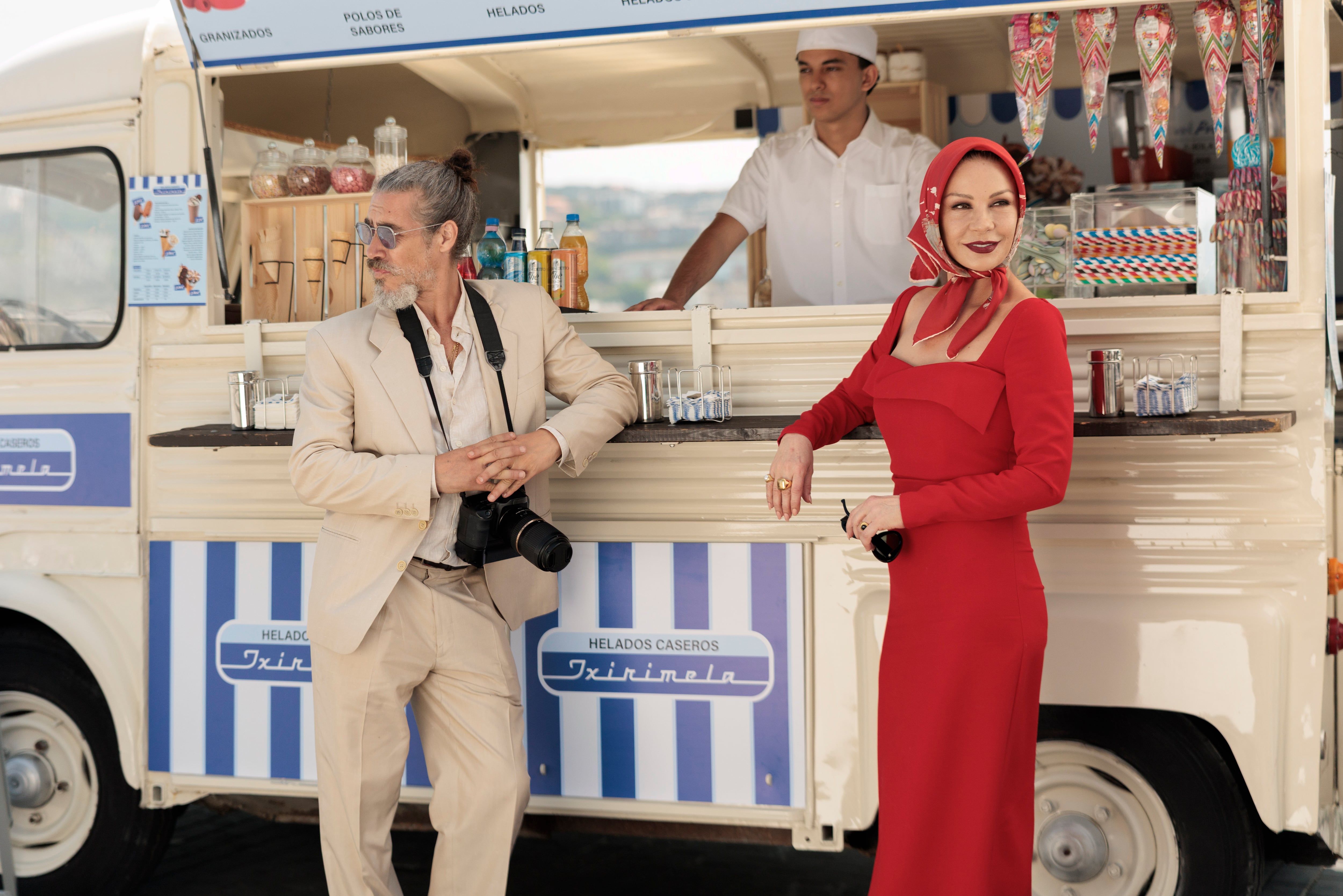 Óscar Jaenada y Catherine Zeta-Jones, en una imagen de 'Kill Jackie'.