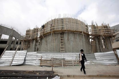 Trabajadores palestinos construyen una sinagoga en el asentamiento ultraortodoxo de Beitar Illit