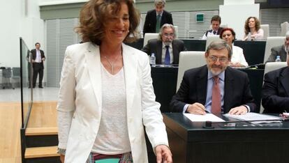 La alcaldesa de Madrid, Ana Botella, y, detrás, a su izquierda, Jaime Lissavetzky (PSOE).