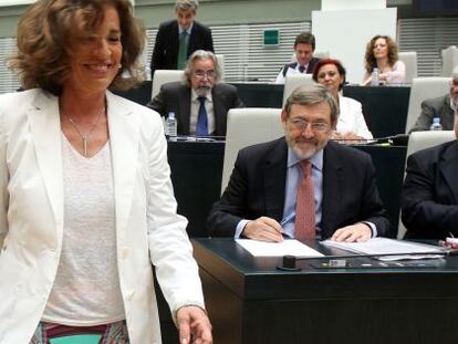 La alcaldesa de Madrid, Ana Botella, y, detr&aacute;s, a su izquierda, Jaime Lissavetzky (PSOE).