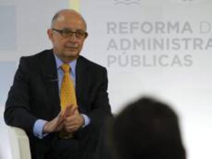 El ministro de Hacienda y Administraciones Públicas, Cristóbal Montoro, durante su participación en una mesa de trabajo sobre la reforma de las administraciones públicas, que aprobará el viernes el Consejo de Ministros, celebrada esta mañana en el Palacio de la Moncloa.