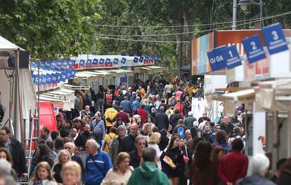 Ambiente en la inauguración de la Feria del Libro en el Parque del Retiro en Madrid, el 26 de mayo de 2023.