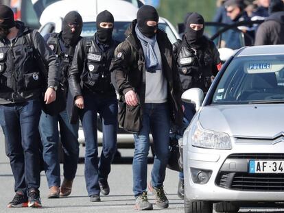 Efectivos de la Gendarmería Nacional francesa con pasamontañas llegan al supermercado de la cadena.
