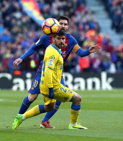 El delantero argentino del Barcelopna Lionel Andrés Messi (atrás) y el centrocampista de Las Palmas Pedro Tanasú "Tana", en un momento del partido.