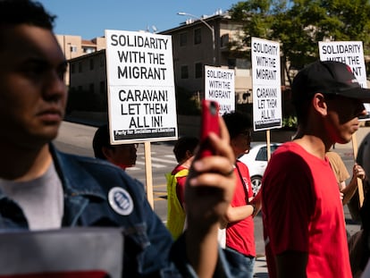 Partidarios de las caravanas migrantes se manifiestan en Los Ángeles, California, el 3 de noviembre de 2018.