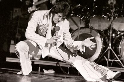 Durante uno de sus últimos conciertos, en el Milwaukee Arena, en abril de 1977.